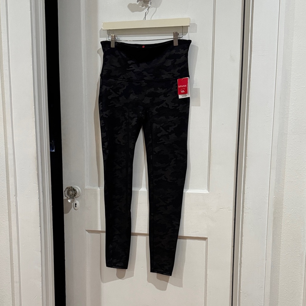 New - Spanx Camo leggings